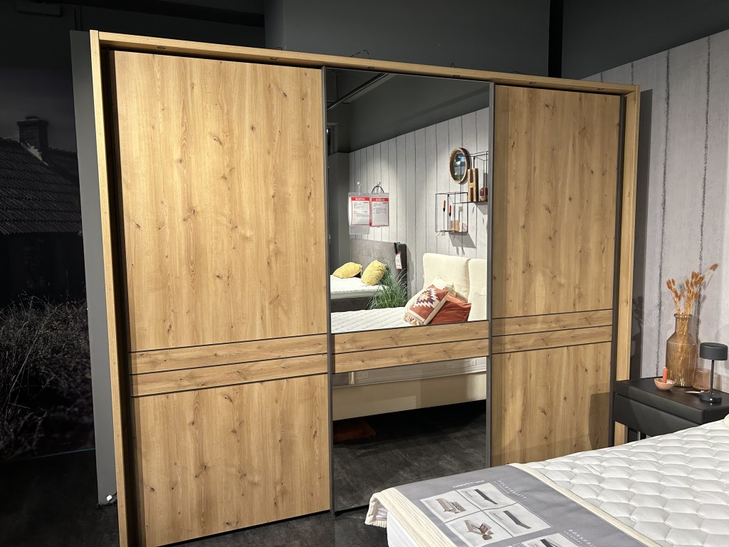 Schwebetürenschrank